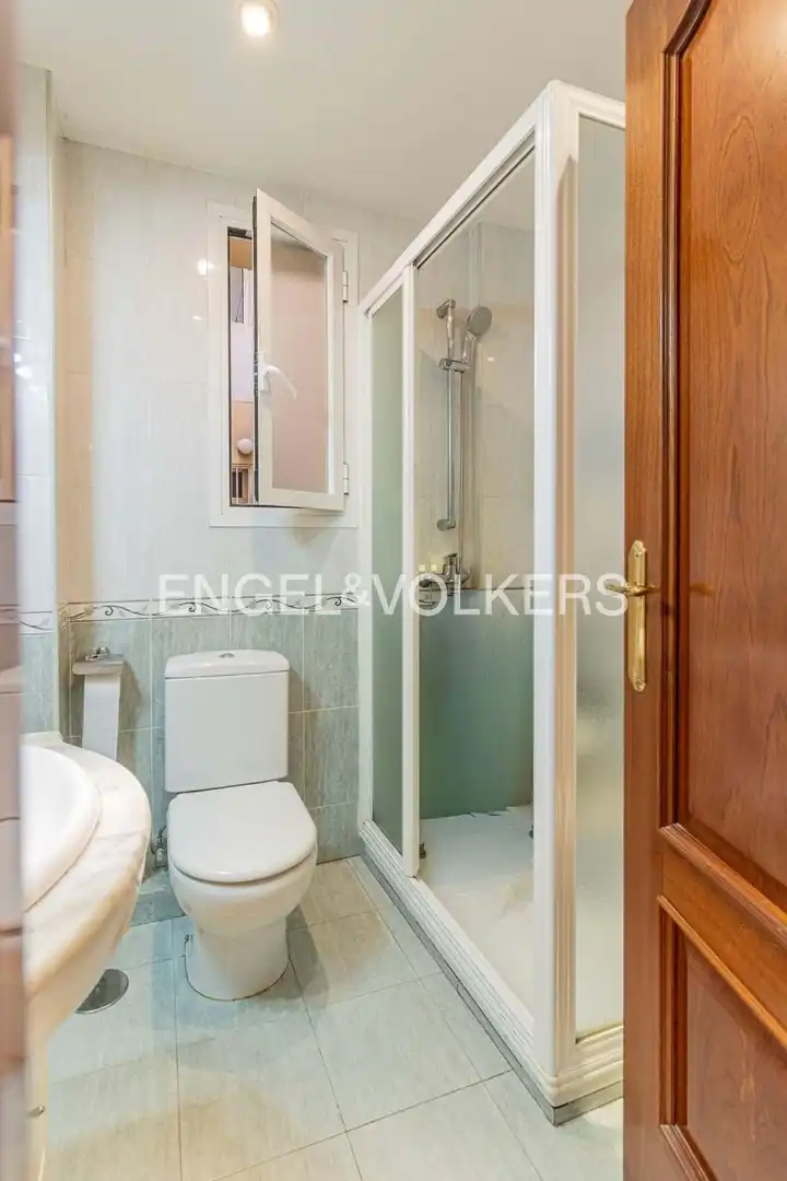 Bathroom of Flat for sale in Madrid  with Air Conditioner and Heating