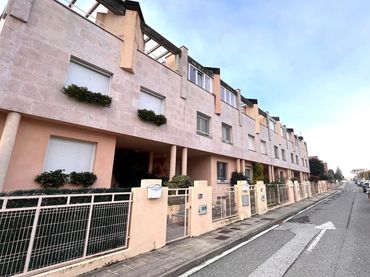 Adosado con piscina en venta en Calle Aranegi