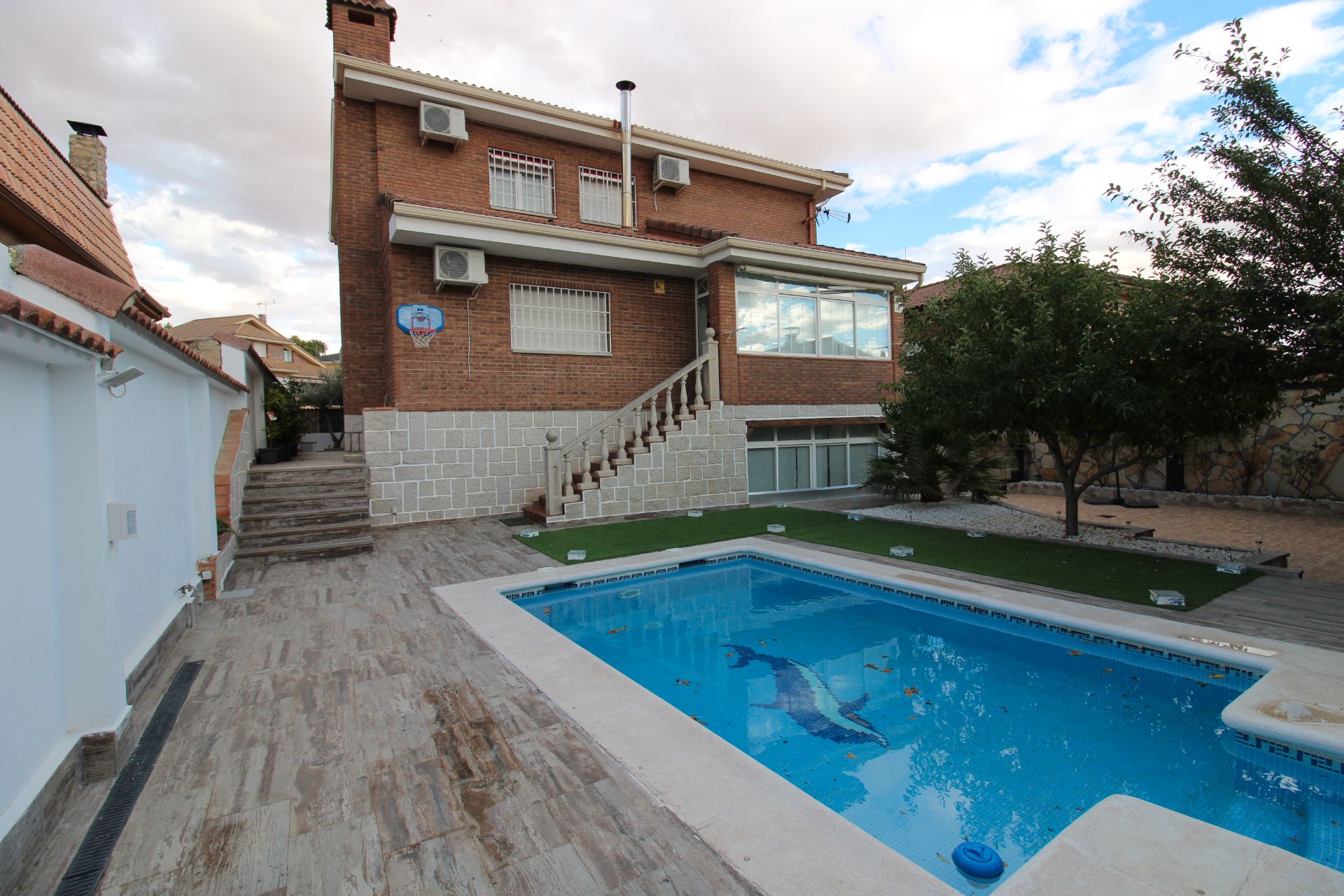 Vista exterior de Casa o xalet en venda en Torrelaguna amb Aire condicionat, Calefacció i Jardí privat