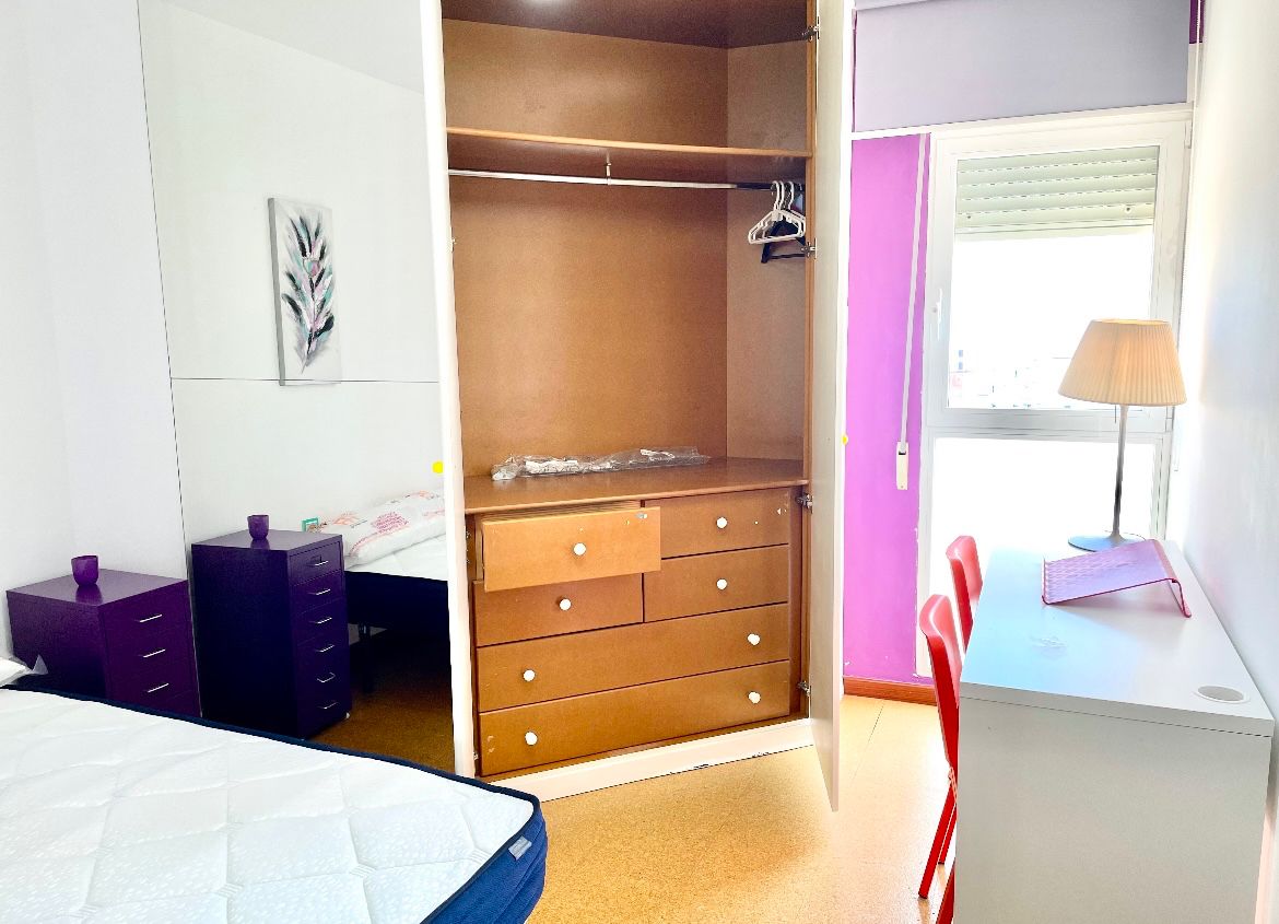 Bedroom of Flat to share in Canals  with Air Conditioner, Heating and Furnished