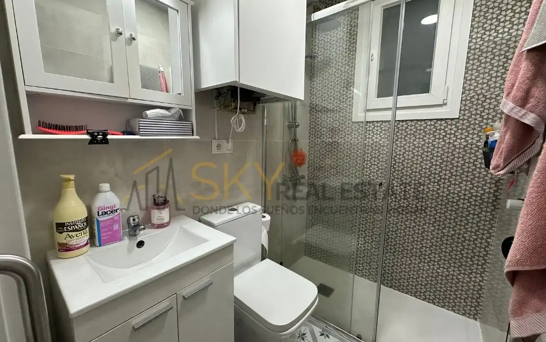 Bathroom of Flat for sale in Madrid  with Air Conditioner and Heating