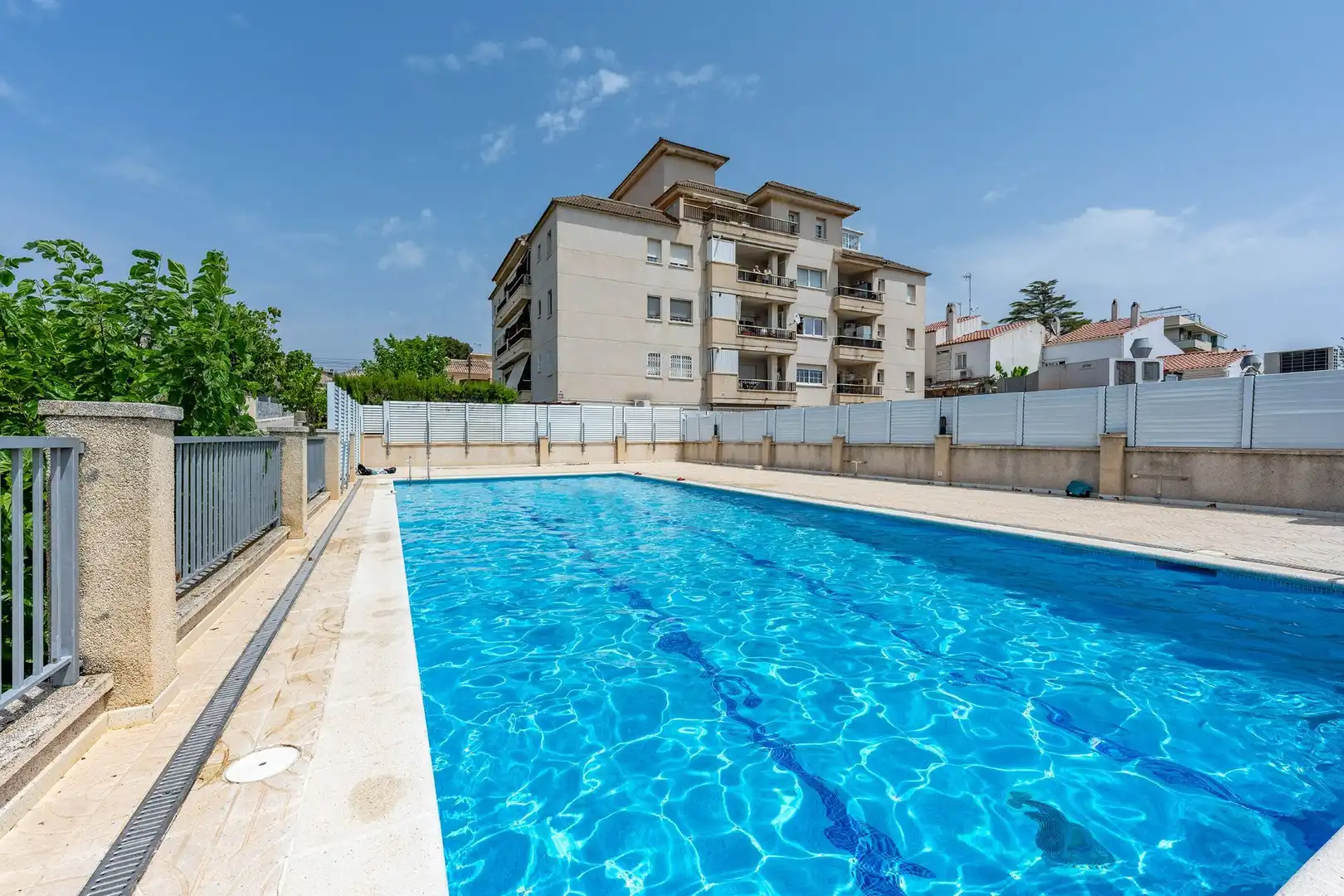 Piscina de Casa adosada en venda en Cunit amb Aire condicionat, Calefacció i Jardí privat
