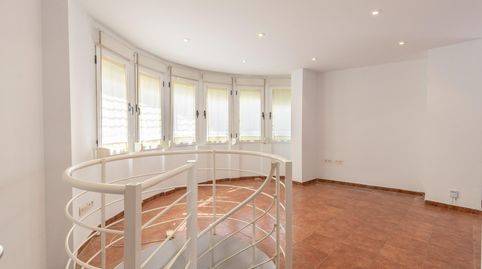 FANTÁSTICO TRÍPLEX EN CÁJAR: UNA VIVIENDA LLEVA DE AMPLITUD Y LUMINOSIDAD