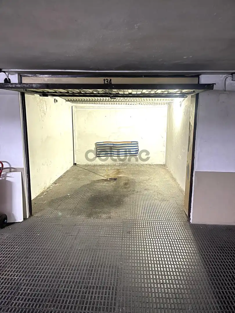 Parkplatz von Garage zum Verkauf in Santander