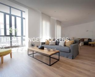 Sala d'estar de Apartament en venda en  Madrid Capital amb Aire condicionat i Balcó