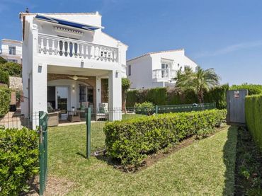 Casa aparellada amb piscina en venda a El Faro de Calaburra - Chaparral