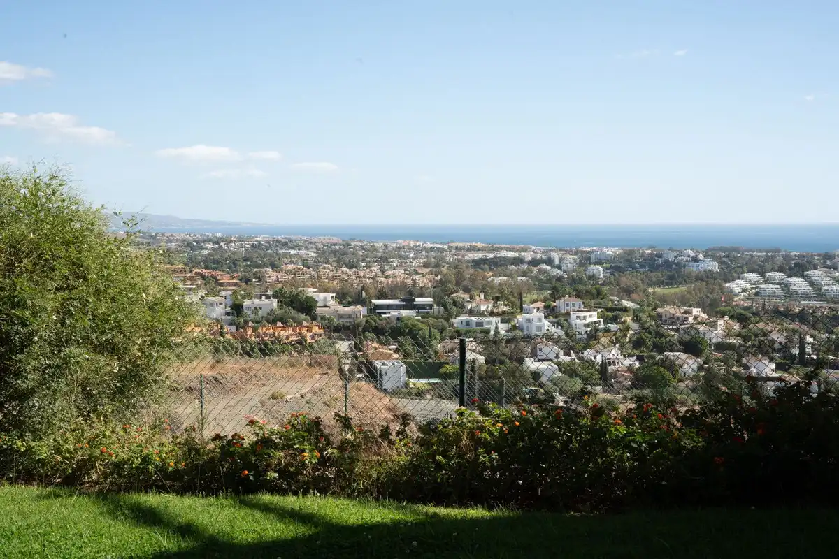 Vista exterior de Planta baixa en venda en Benahavís amb Aire condicionat, Jardí privat i Terrassa