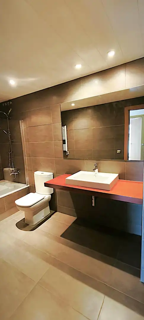 Badezimmer von Wohnung zum Verkauf in Badalona mit Klimaanlage, Heizung und Parkett