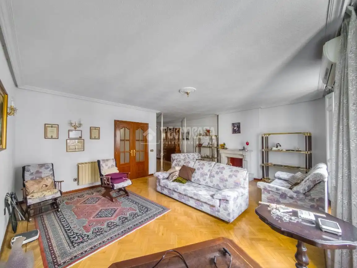 Sala d'estar de Pis en venda en Madrid amb Aire condicionat