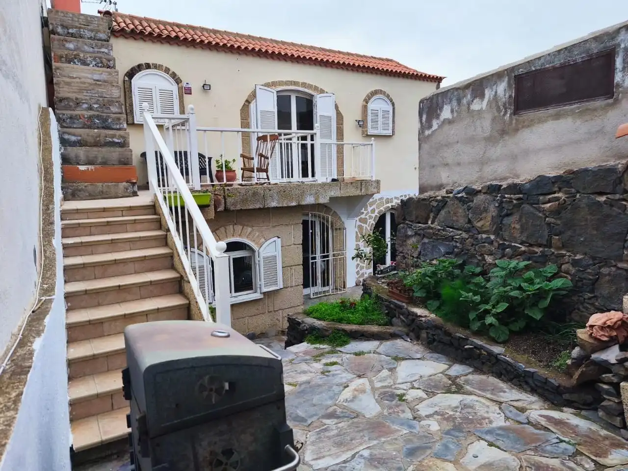 Vista exterior de Casa o xalet en venda en Adeje amb Jardí privat, Terrassa i Moblat