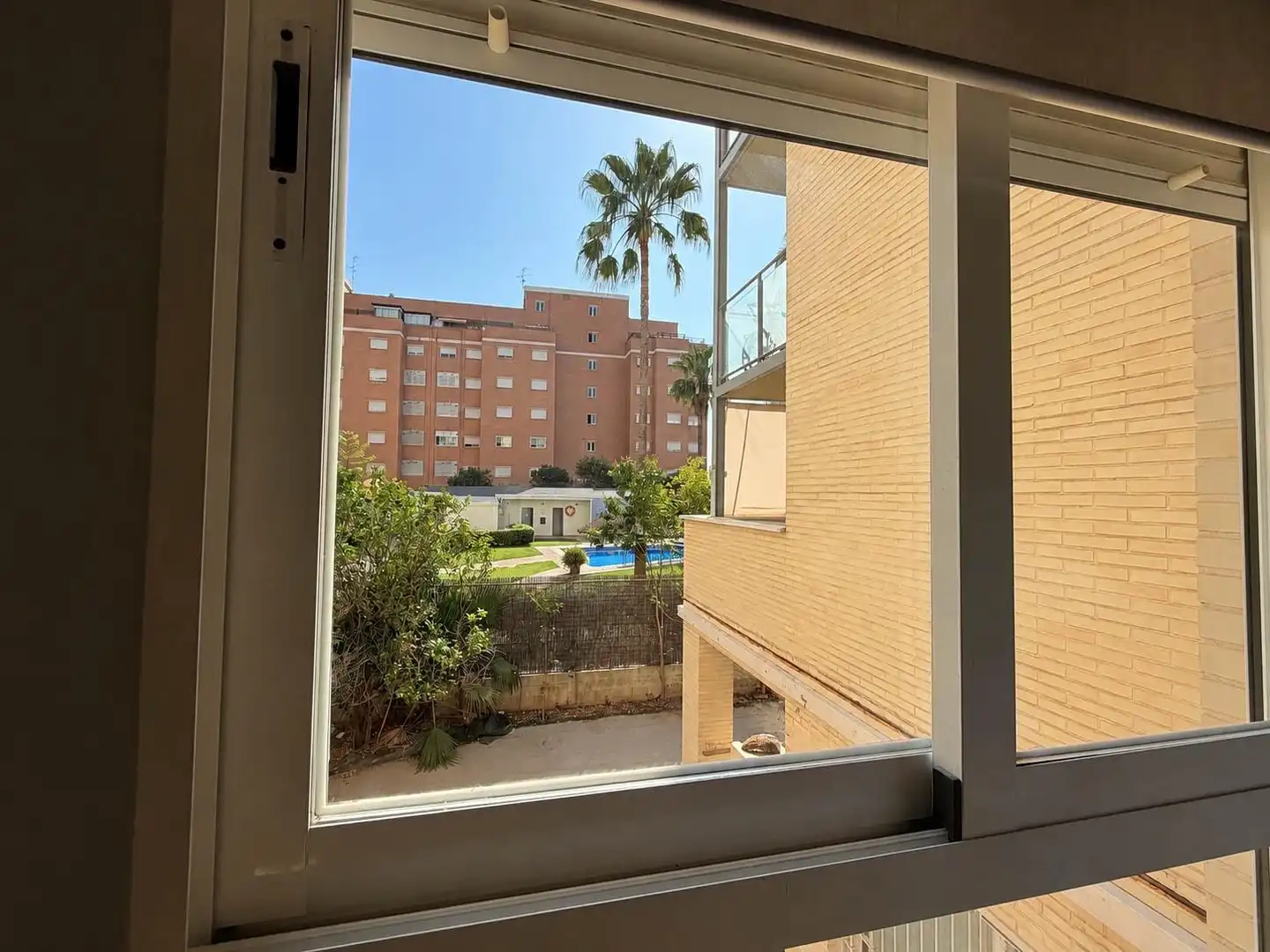 Außenansicht von Wohnung zur Miete in Paterna mit Klimaanlage, Heizung und Parkett