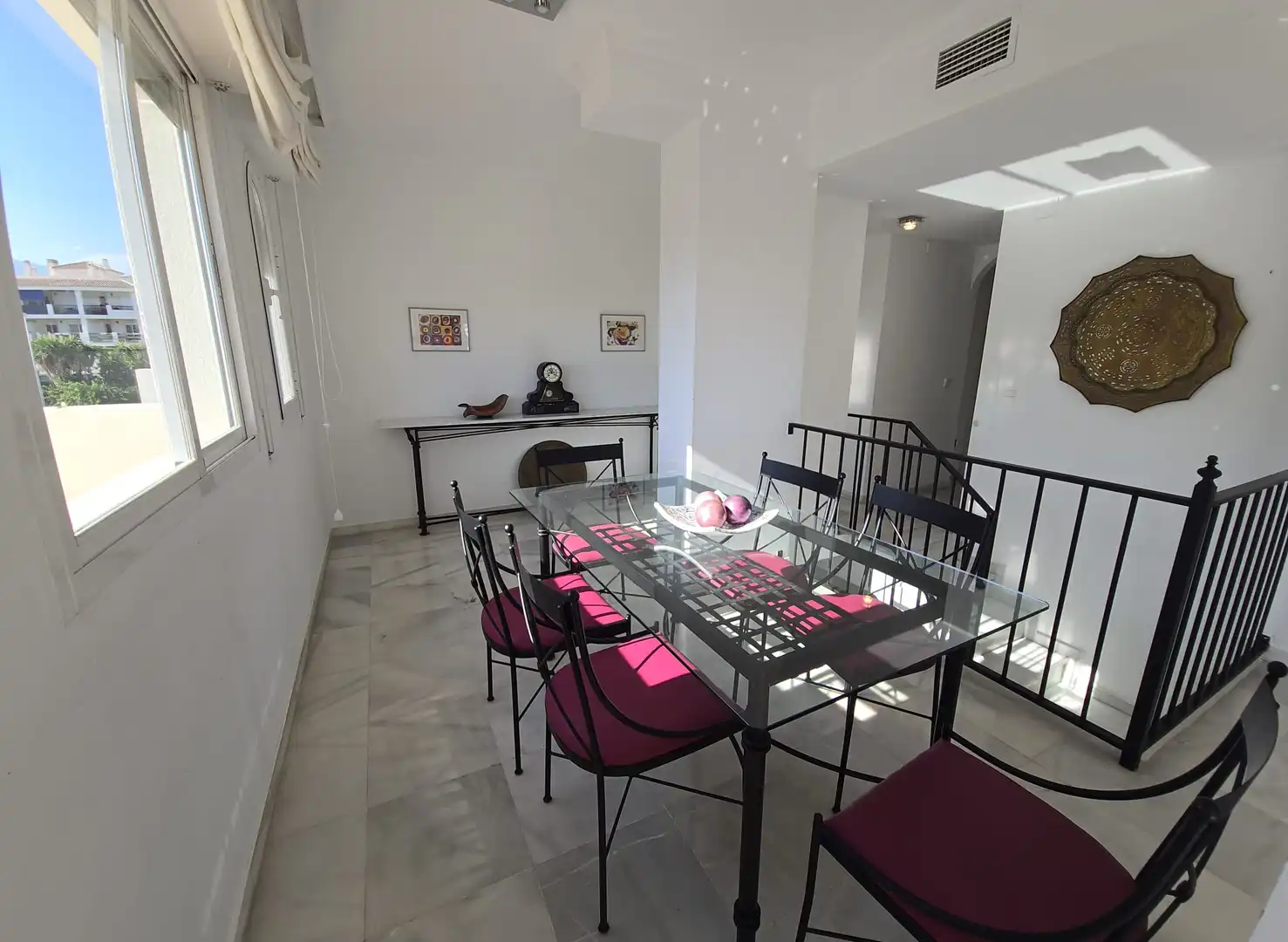 Esszimmer von Dachboden zur Miete in Marbella mit Klimaanlage, Terrasse und Möbliert