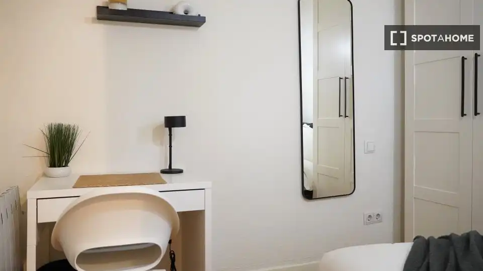 Bedroom of Flat for share in Madrid  with Air Conditioner, Heating and Furnished