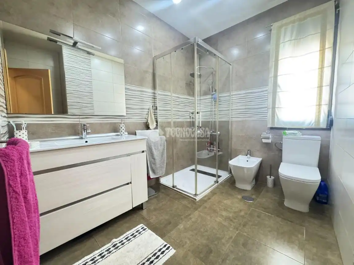 Badezimmer von Einfamilien-Reihenhaus zum Verkauf in Yepes mit Klimaanlage, Heizung und Terrasse