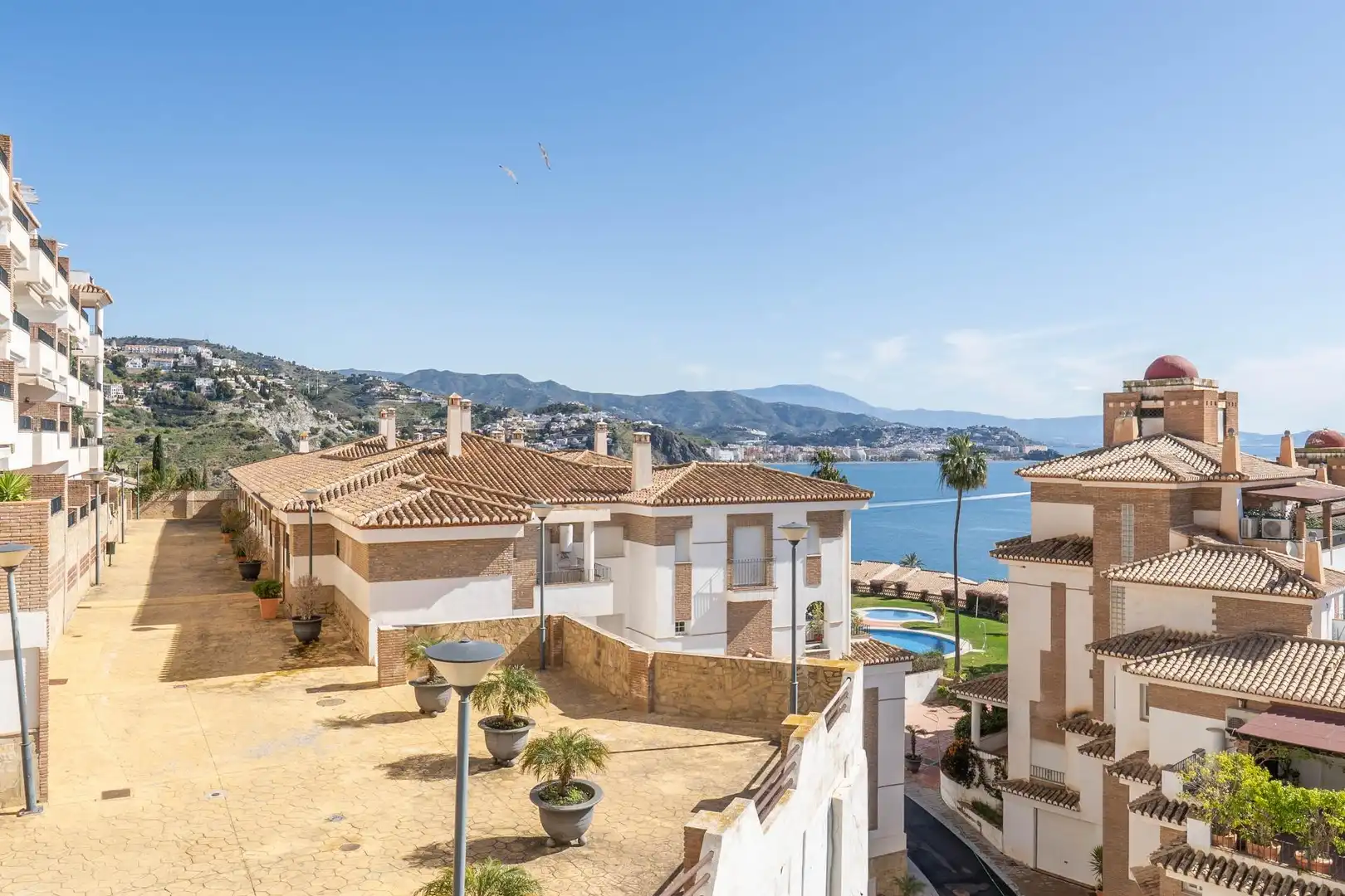 Vista exterior de Apartamento en venta en Almuñécar con Jardín privado, Terraza y Piscina comunitaria