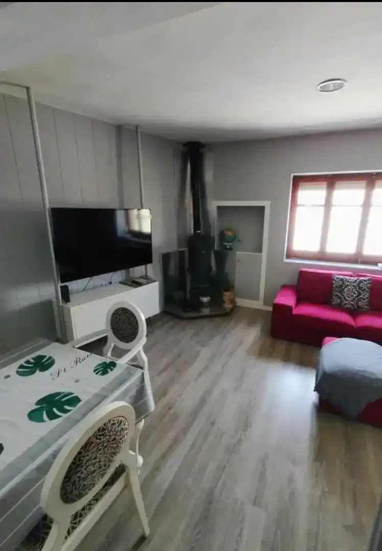 Sala d'estar de Casa adosada de lloguer en Villar del Arzobispo amb Aire condicionat, Parquet i Moblat