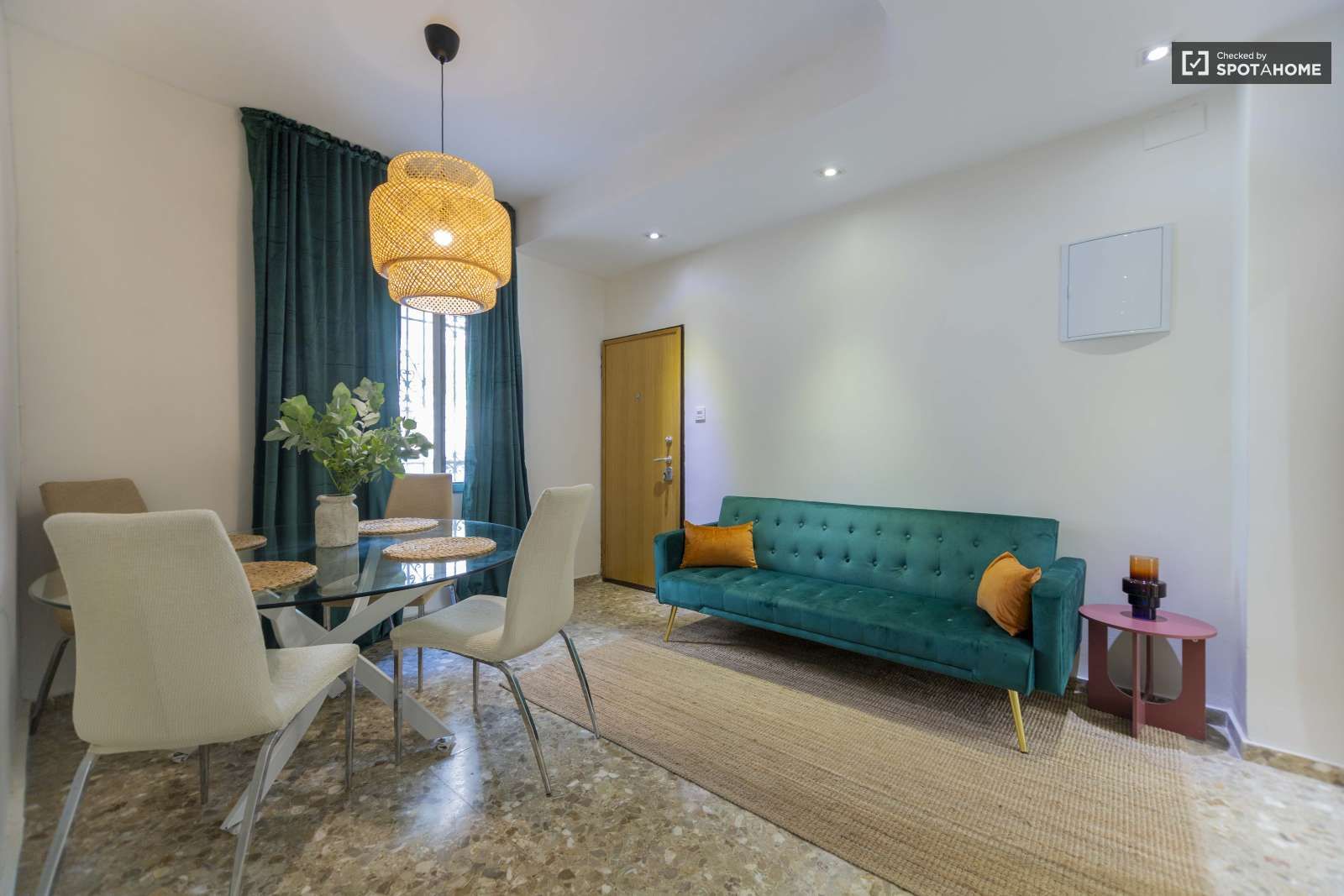 Living room of Flat to share in  Valencia Capital  with Air Conditioner, Heating and Terrace
