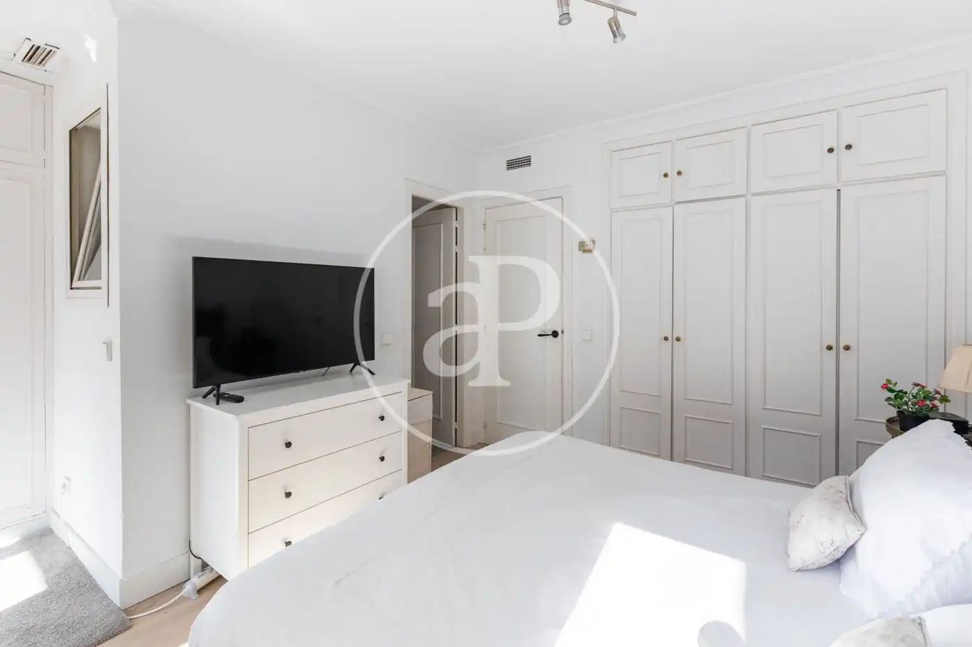Habitación de Casa adosada en venta en La Moraleja con Aire acondicionado, Calefacción y Jardín privado