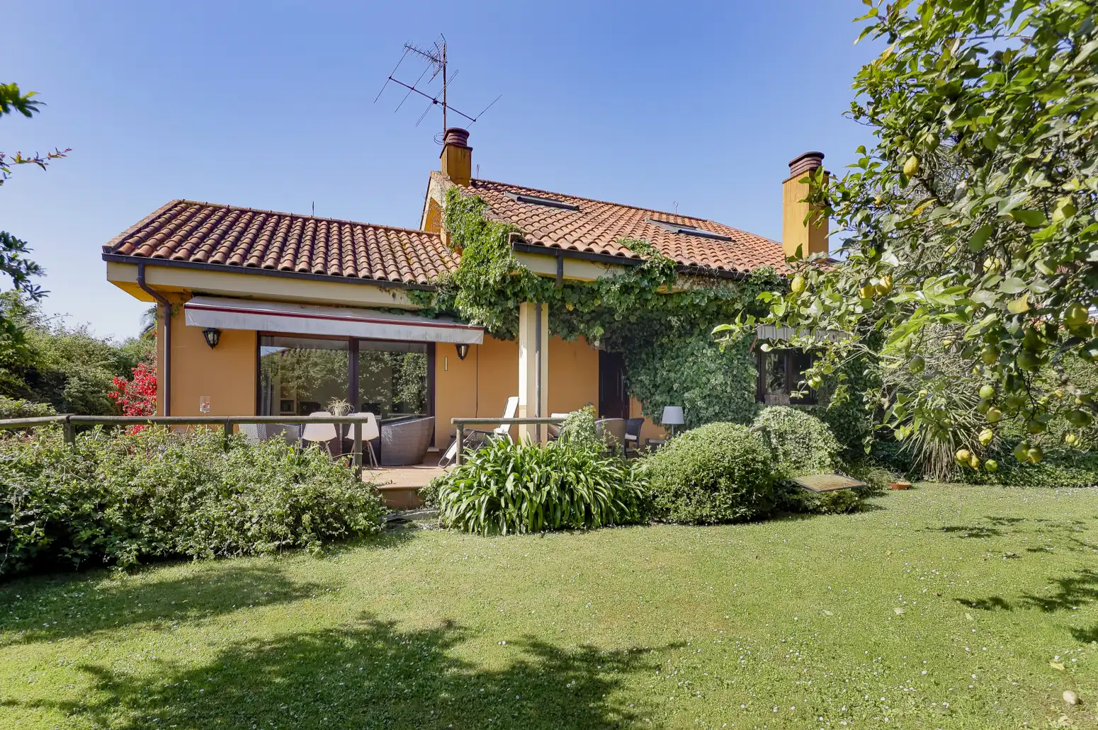 Jardín de Casa o chalet en venta en Gijón  con Calefacción, Terraza y Trastero