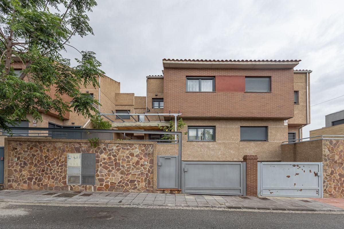 Vista exterior de Casa adosada en venta en Armilla con Terraza, Amueblado y Balcón