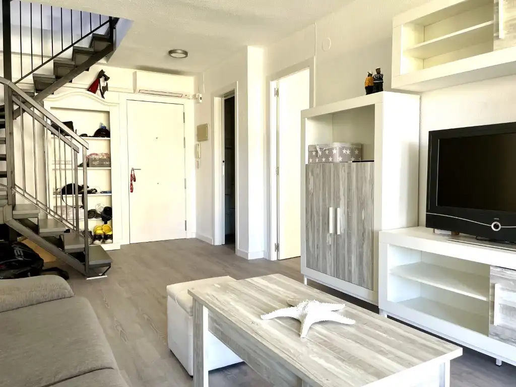Wohnzimmer von Wohnungen zur Miete in Benicasim / Benicàssim mit Klimaanlage, Privatgarten und Terrasse