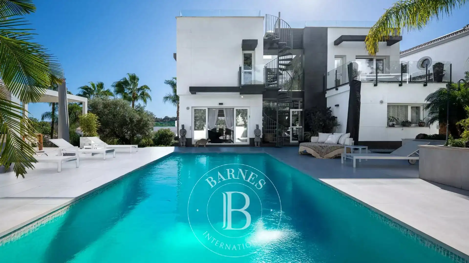Vista exterior de Casa o xalet en venda en Marbella amb Aire condicionat, Calefacció i Piscina