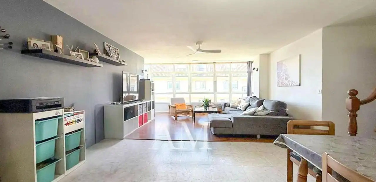 Sala d'estar de Dúplex en venda en Nigrán amb Terrassa, Traster i Moblat