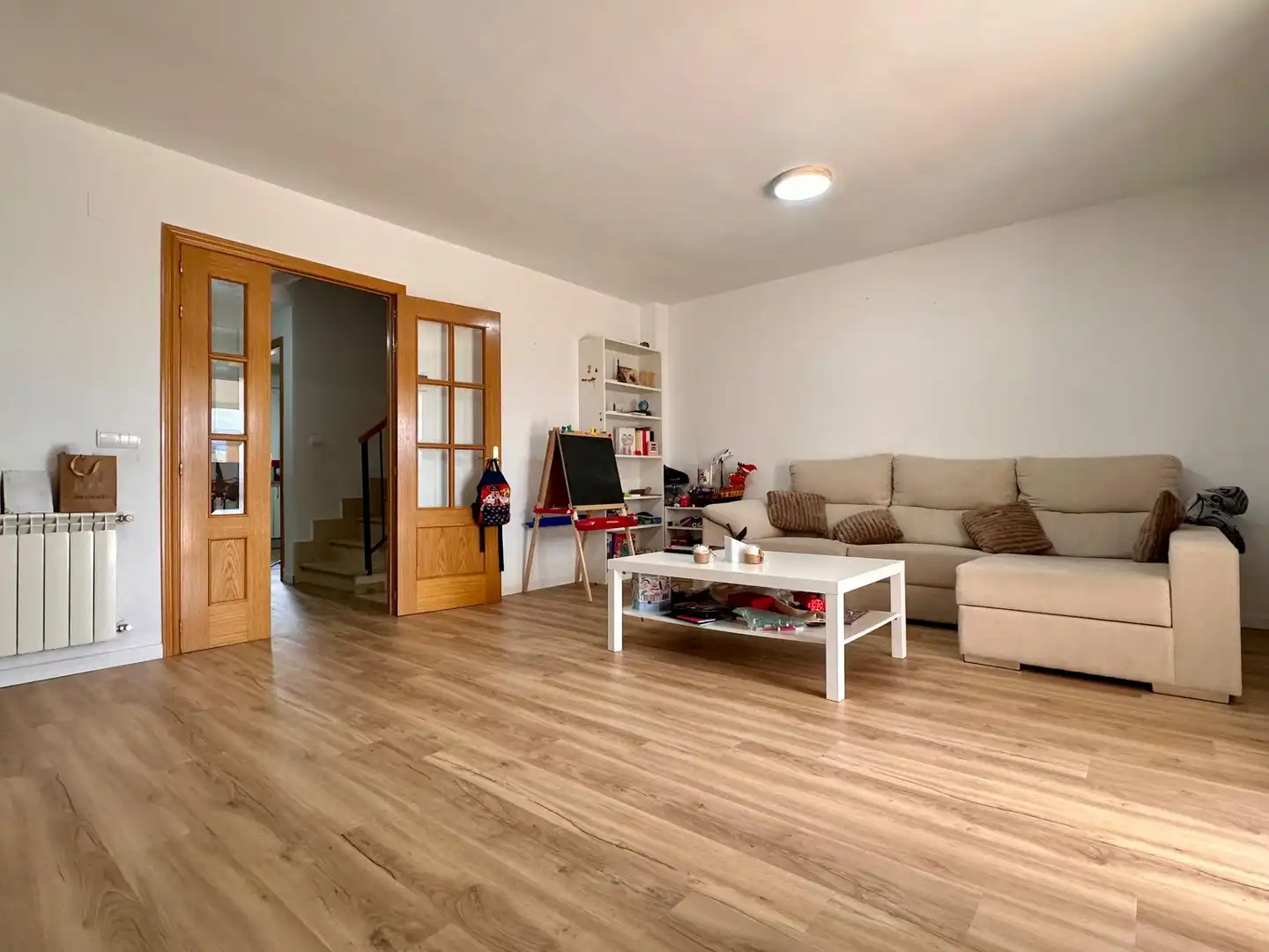 Sala d'estar de Casa adosada en venda en Camponaraya amb Calefacció, Jardí privat i Terrassa