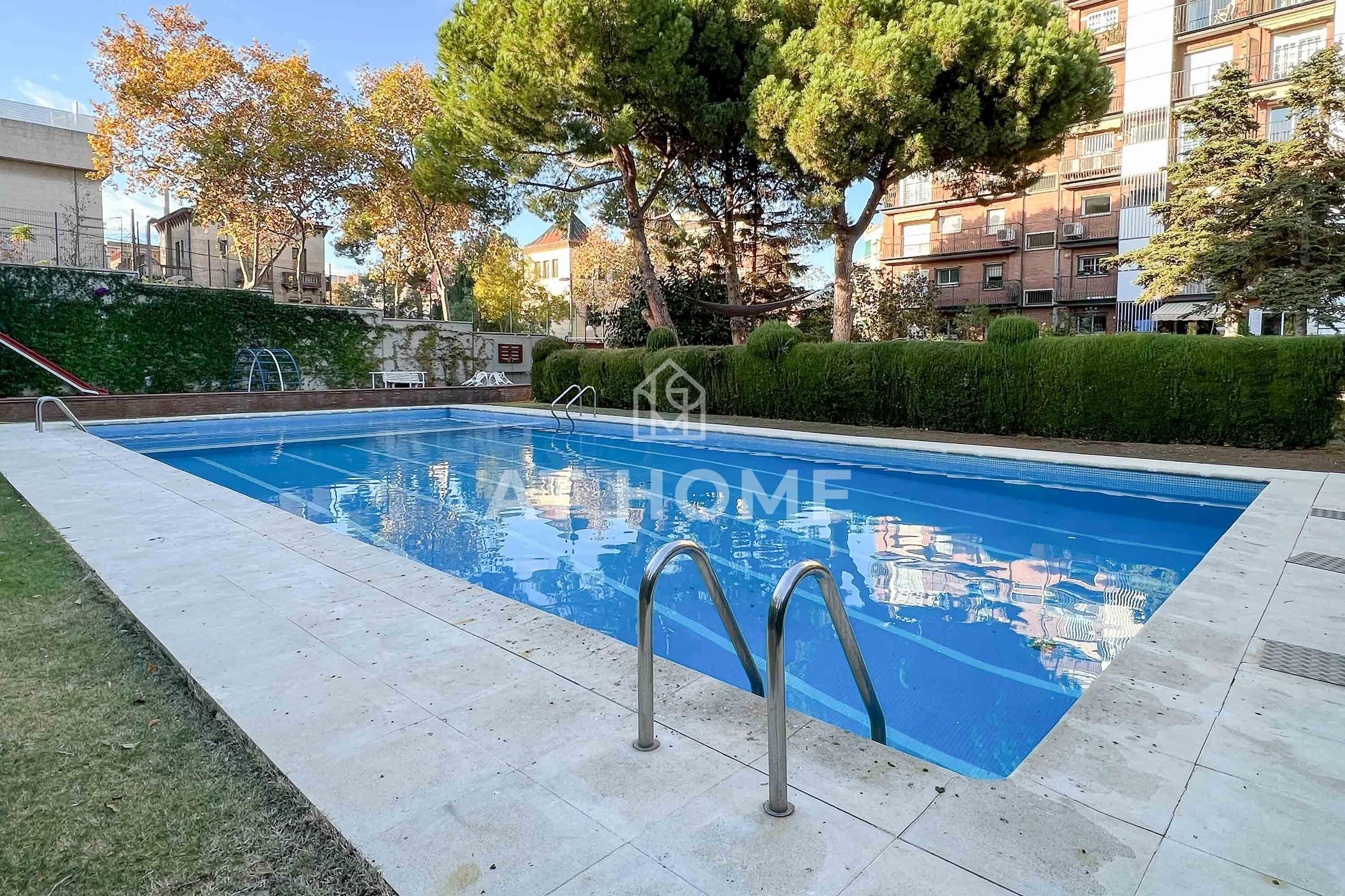Swimming pool of Flat for sale in  Barcelona Capital  with Air Conditioner, Heating and Terrace