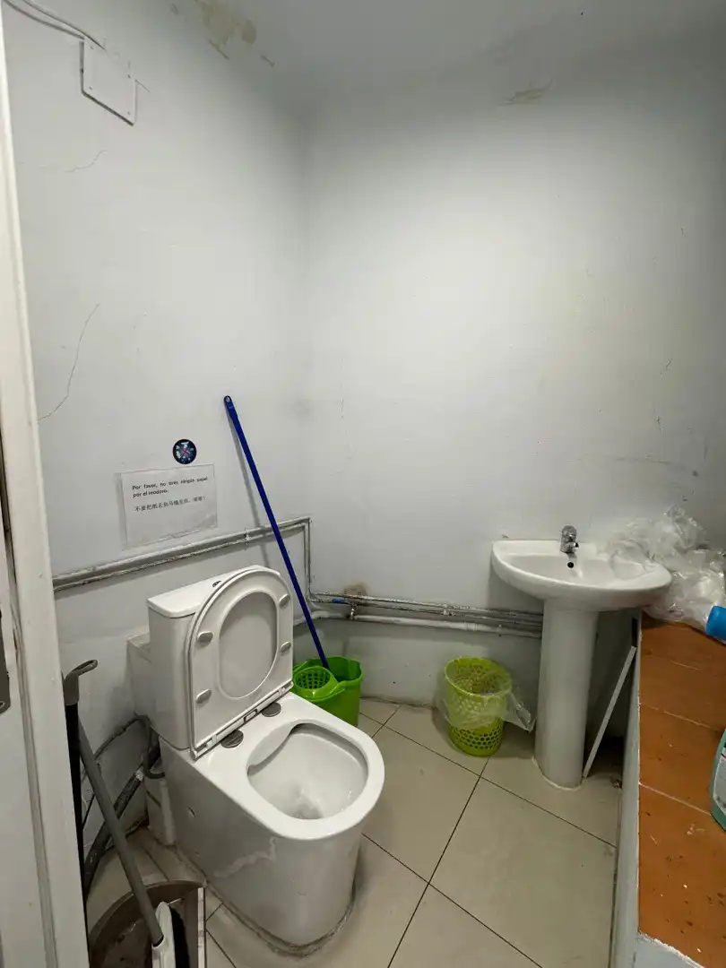 Baño de Local en venta en Madrid con Aire acondicionado, Calefacción y Amueblado