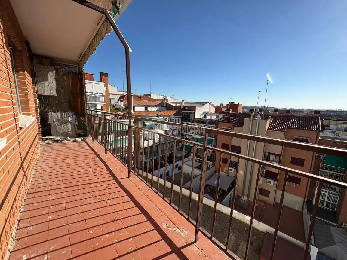 Vista exterior de Pis en venda en Madrid amb Parquet i Balcó