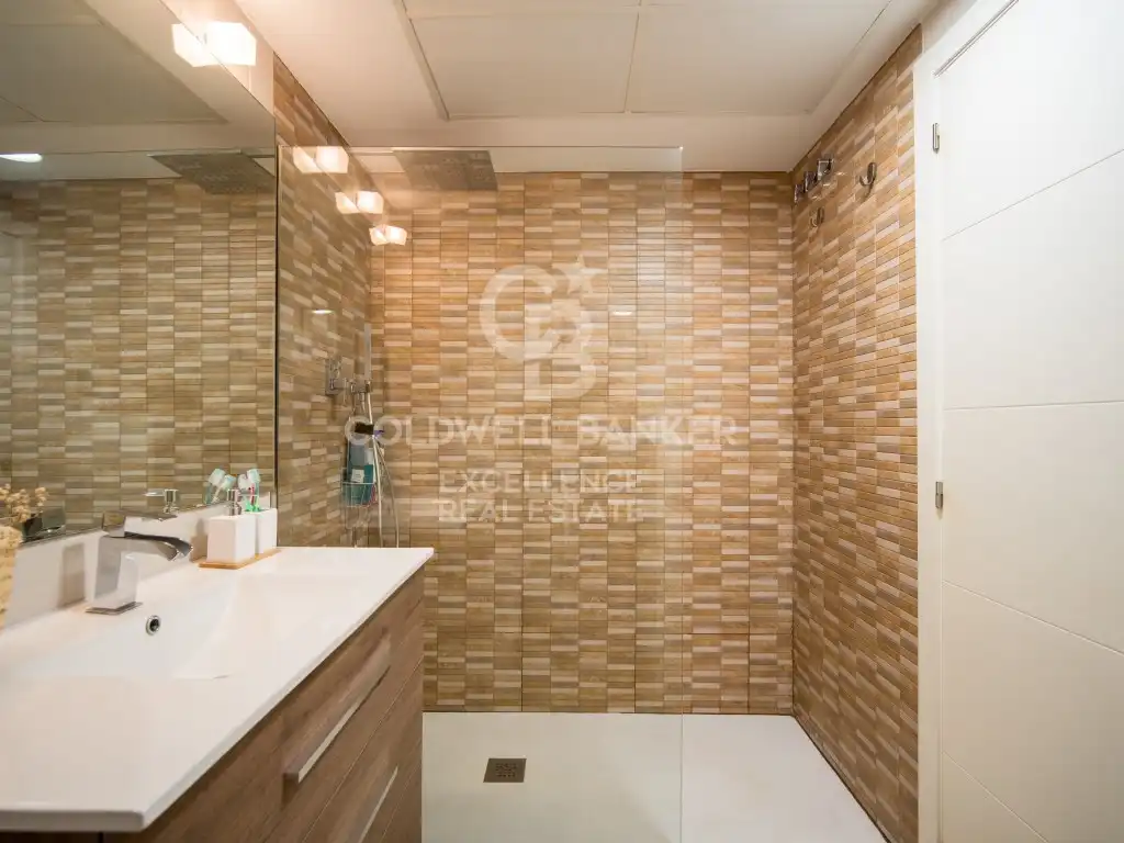 Baño de Piso en venta en Valencia con Aire acondicionado, Terraza y Piscina comunitaria