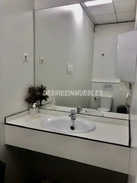 Baño de Local de alquiler en Valencia con Aire acondicionado y Calefacción