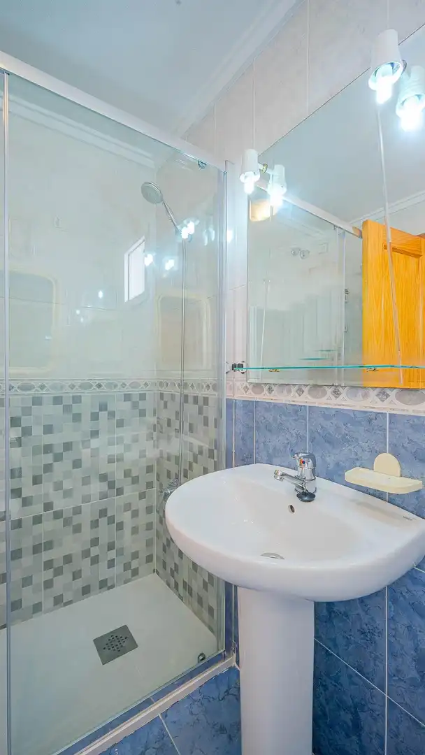 Bany de Apartament en venda en Torrevieja amb Aire condicionat, Terrassa i Moblat