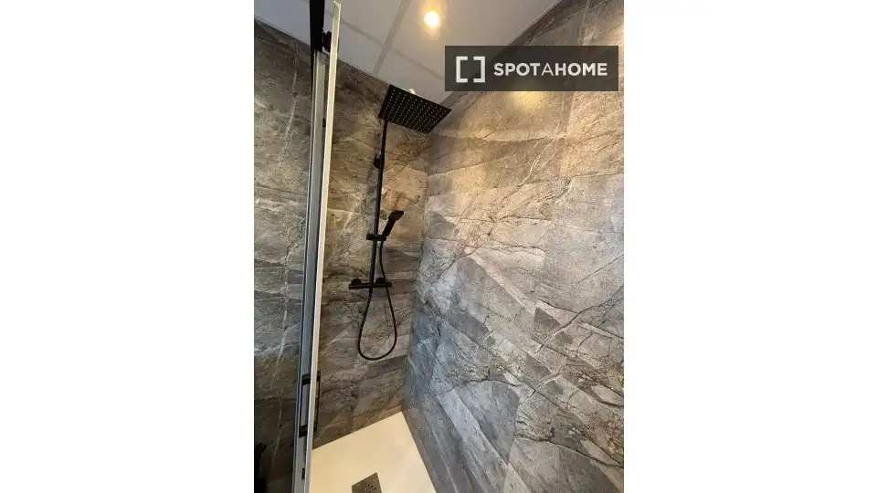 Baño de Apartamento para compartir en Madrid con Aire acondicionado, Calefacción y Terraza