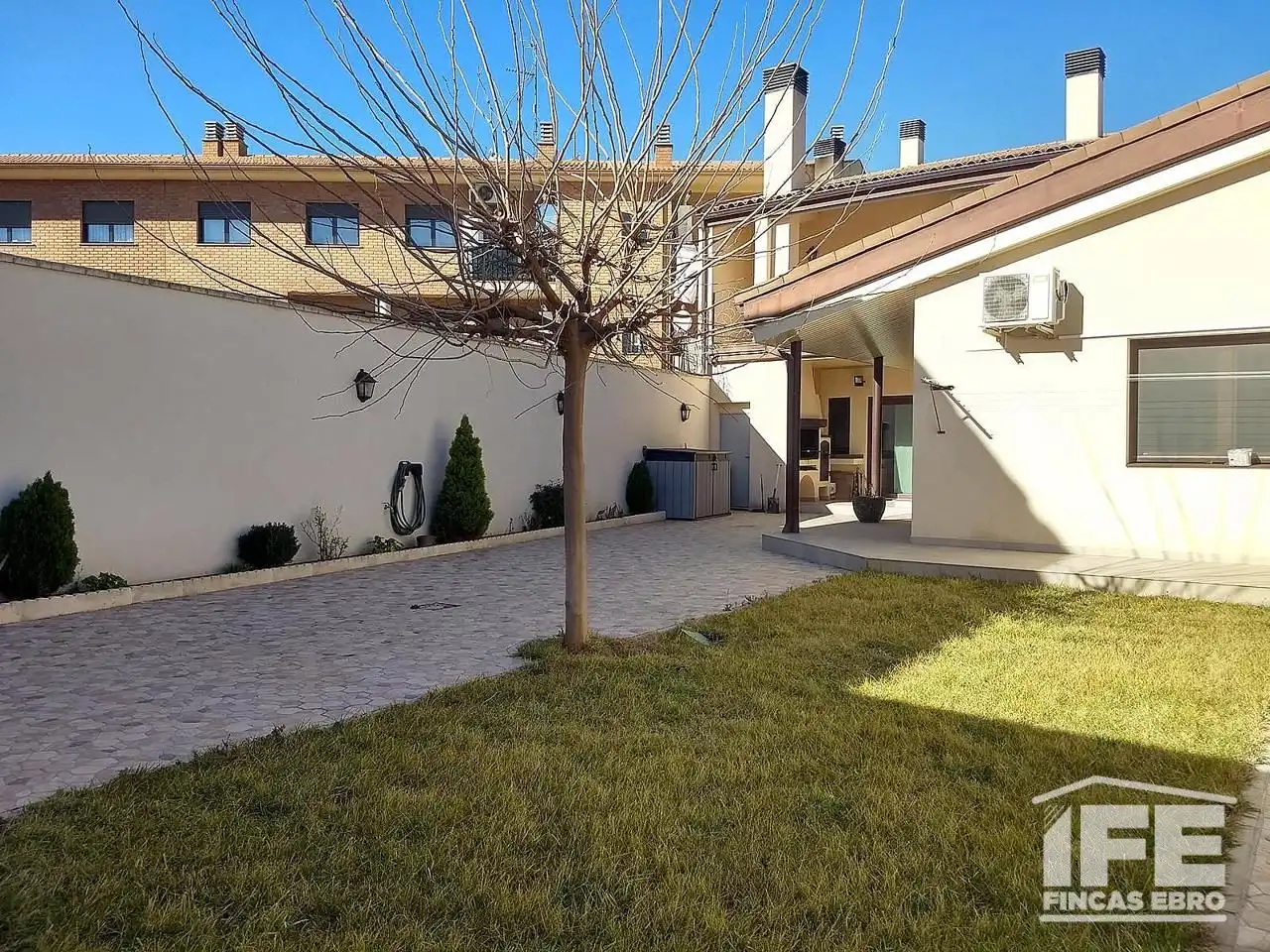 Vista exterior de Casa o xalet en venda en Alagón amb Aire condicionat, Calefacció i Jardí privat