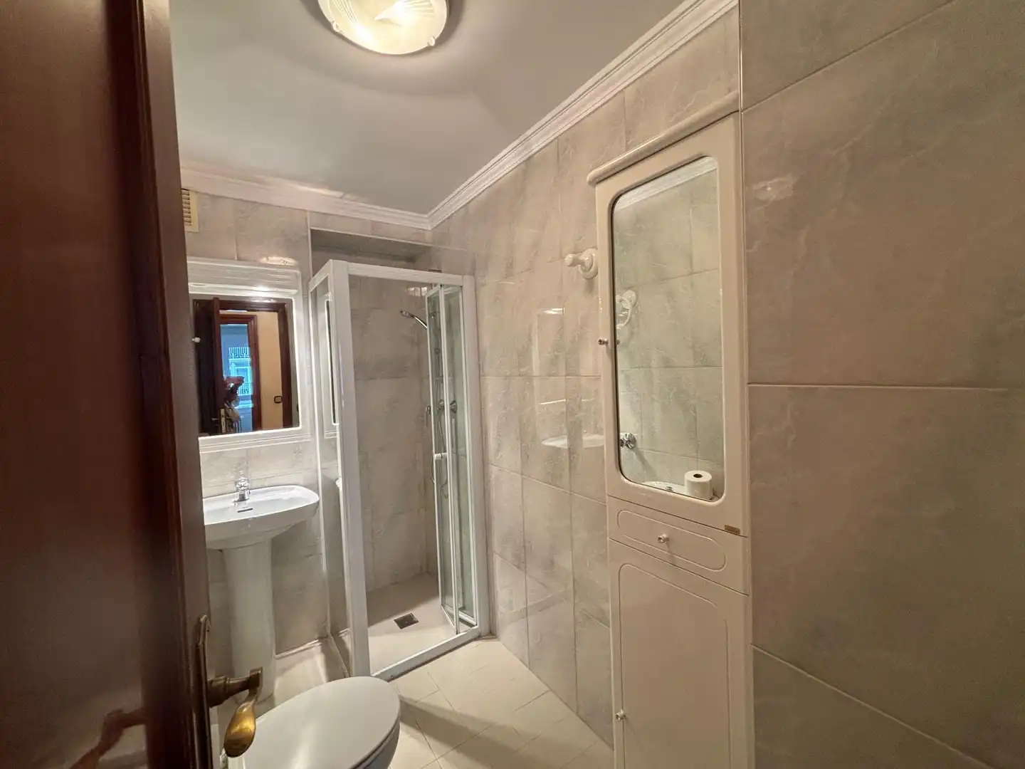 Baño de Piso de alquiler en  Pamplona / Iruña con Calefacción, Parquet y Amueblado