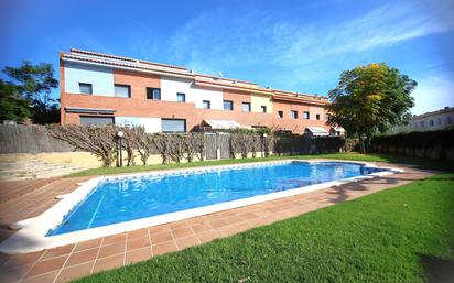 Piscina de Casa adosada en venda en Calafell amb Aire condicionat, Calefacció i Jardí privat