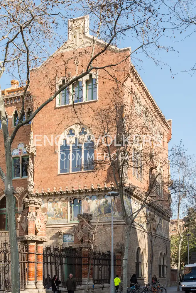 Vista exterior de Edifici en venda en Barcelona