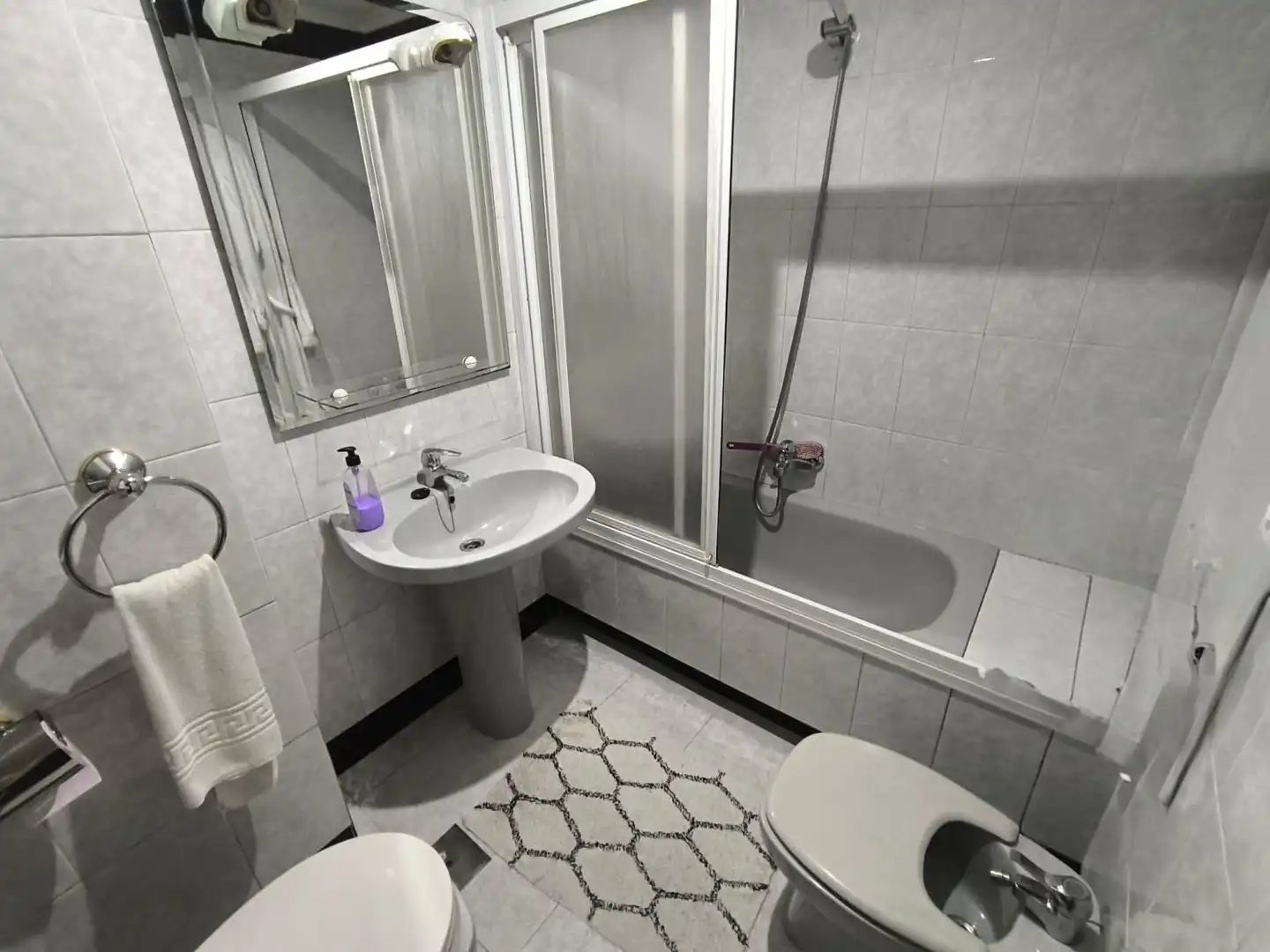 Badezimmer von Wohnung zum Verkauf in Colindres mit Heizung, Terrasse und Abstellraum