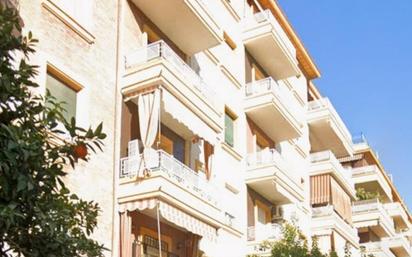 Außenansicht von Wohnung zum verkauf in  Sevilla Capital mit Terrasse und Balkon