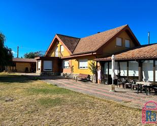 Vista exterior de Casa o xalet en venda en Garrafe de Torío amb Calefacció i Jardí privat