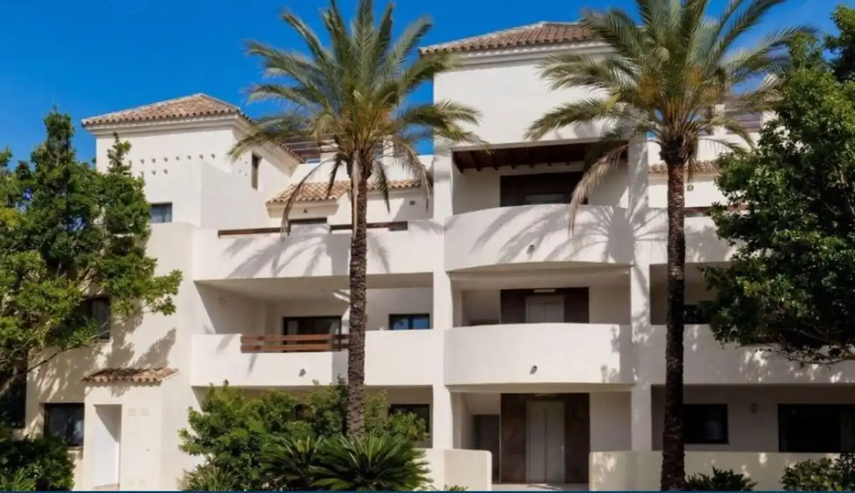 Vista exterior de Àtic en venda en Casares amb Aire condicionat, Jardí privat i Terrassa