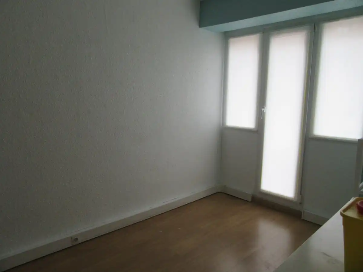 Schlafzimmer von Büro zur Miete in Basauri  mit Terrasse und Möbliert