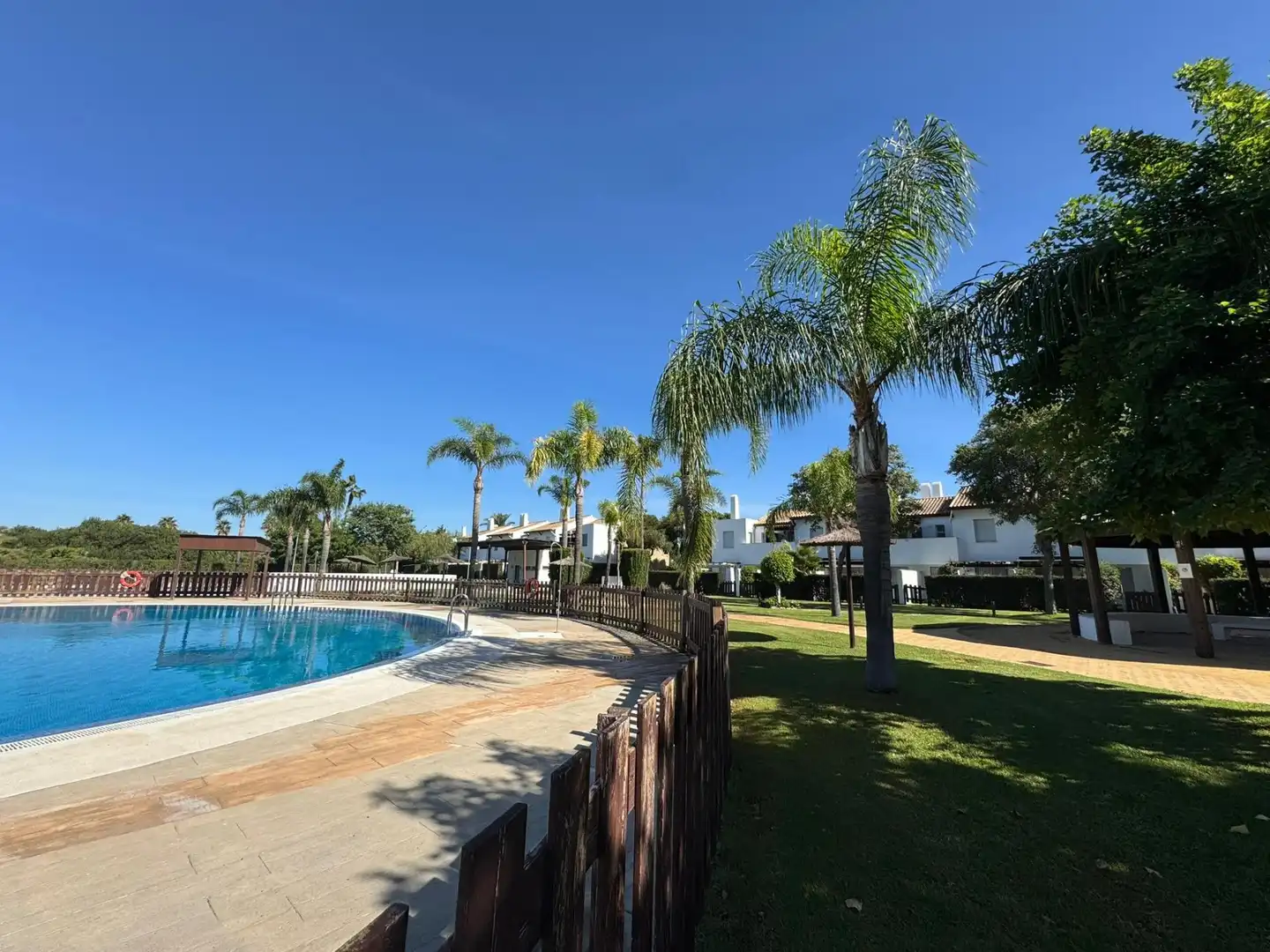 Vista exterior de Apartamento en venta en Rota con Terraza y Piscina comunitaria