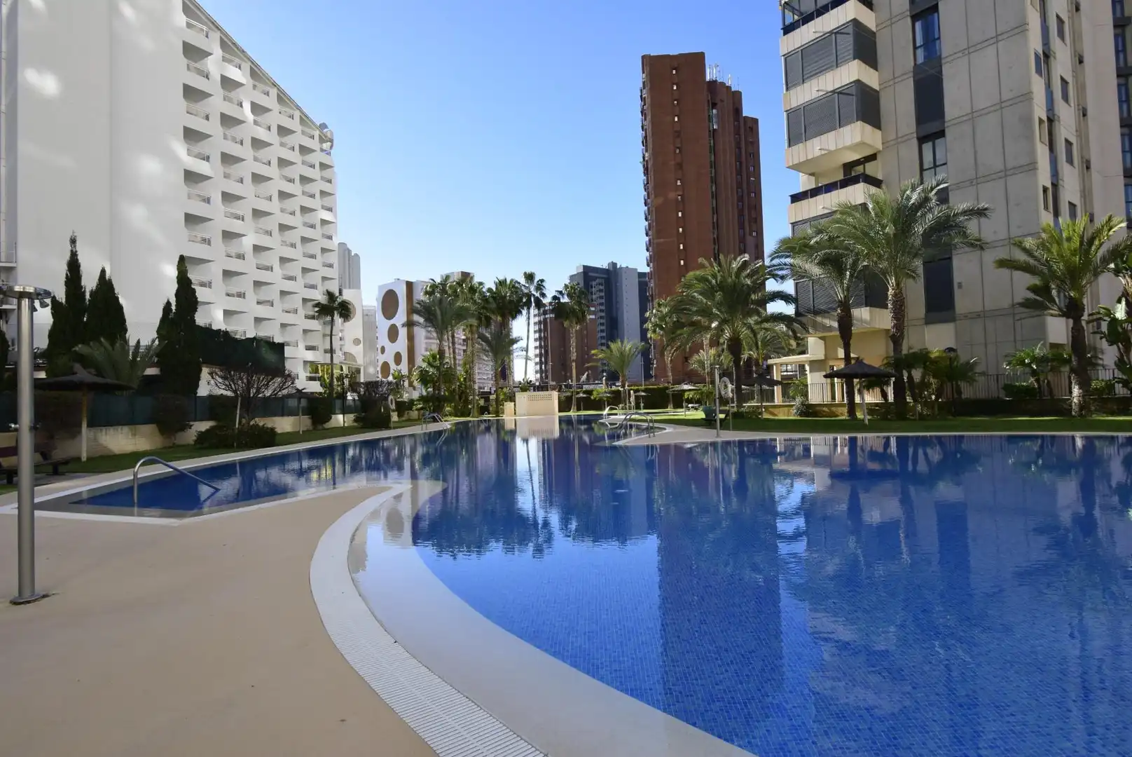 Piscina de Apartamento en venta en Benidorm con Aire acondicionado, Calefacción y Jardín privado