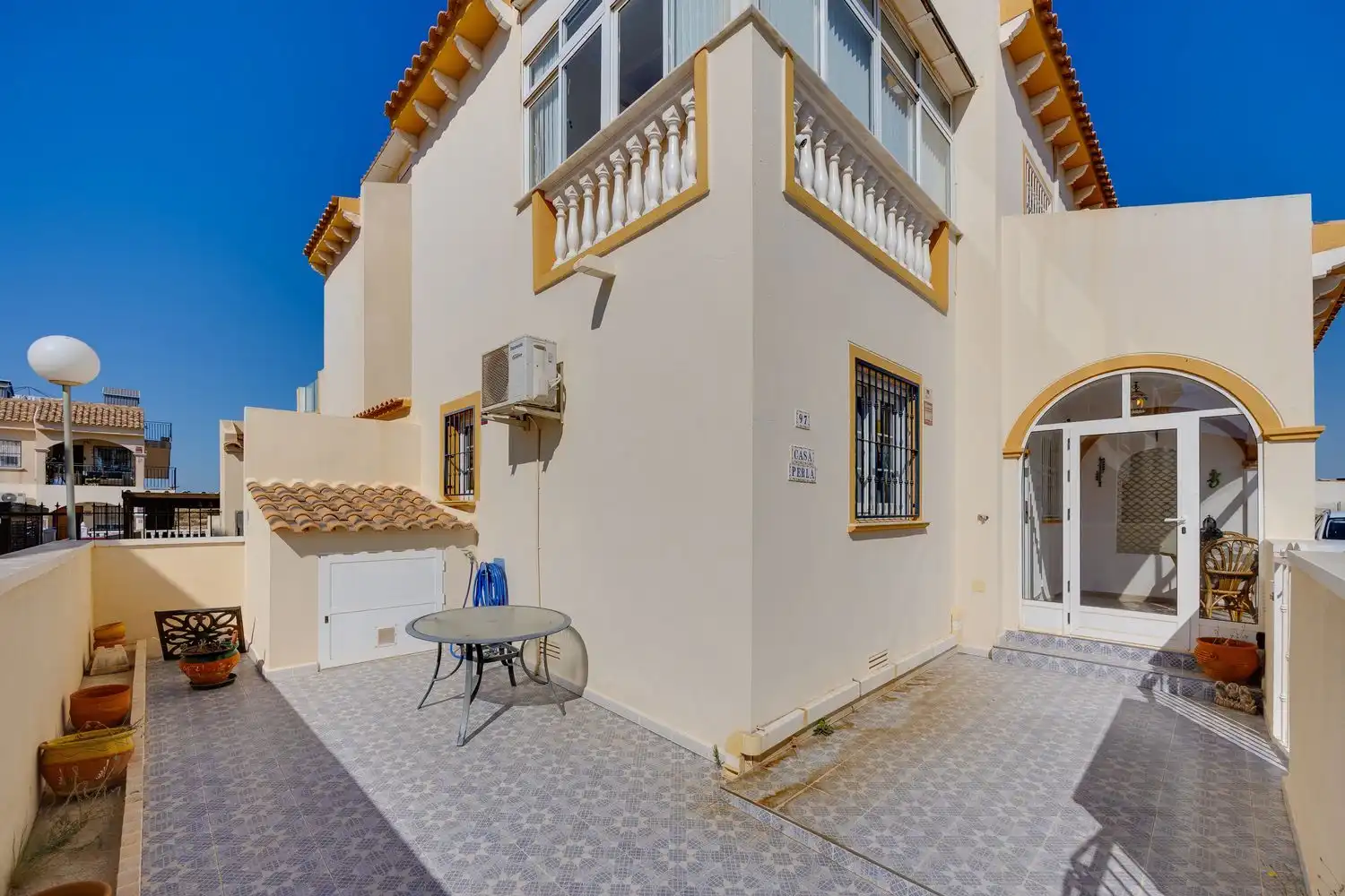Casa aparellada amb terrassa en venda a Calle Cuerda 5