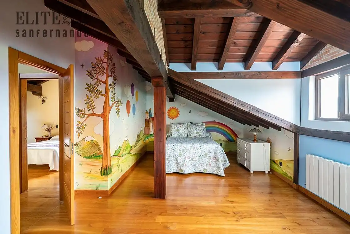 Dormitori de Casa o xalet en venda en Santillana del Mar amb Calefacció, Jardí privat i Piscina