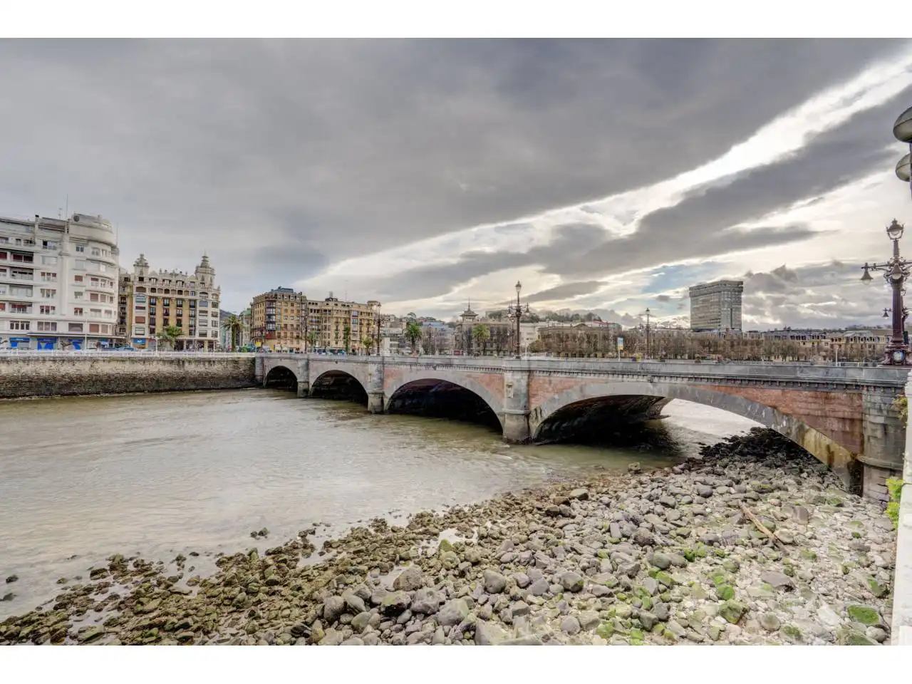 Vista exterior de Oficina en venda en Donostia - San Sebastián  amb Calefacció