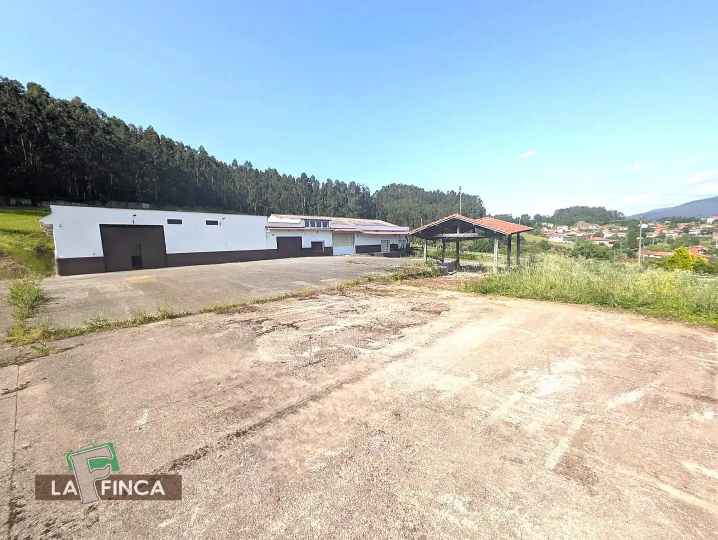 Parkplatz von Fabrikhallen zum Verkauf in Pravia